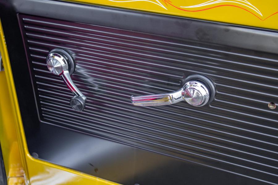 Детали интерьера Chevrolet C10 Custom 1967 года  (фото 101 из 145)